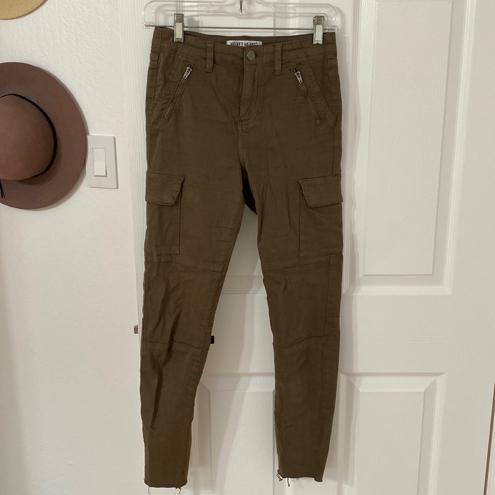 Dark green skinny cargo pants. Size 25. Good condition